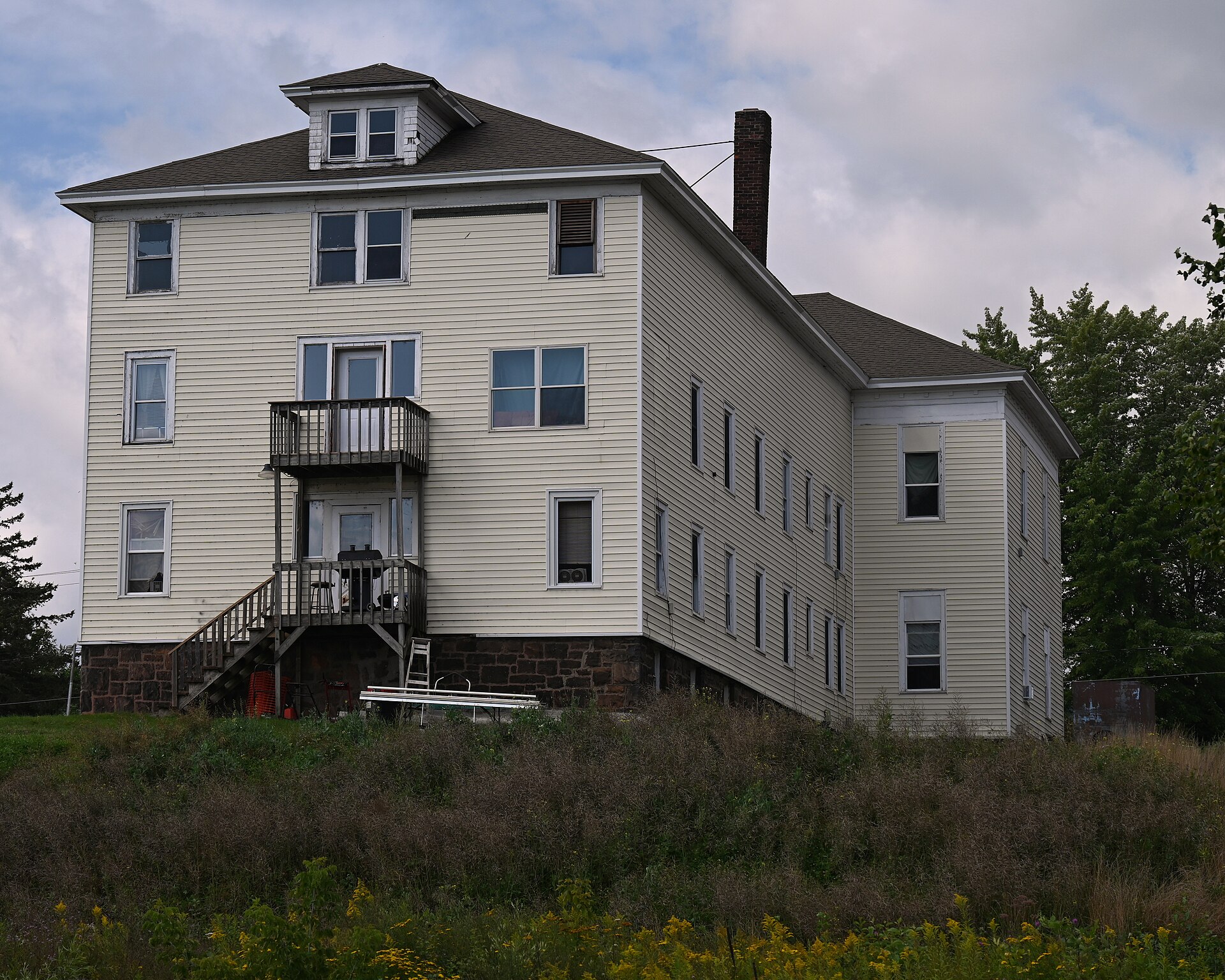 The plain gabled building in Smithville, Duluth, that once housed the Work People's College